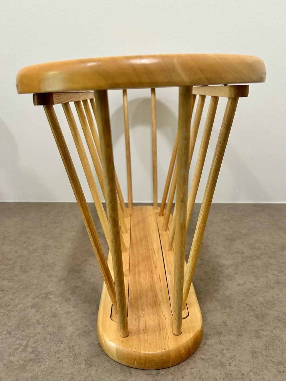 Mid-Century Modern Spindle Wood Magazine Rack Light Wood Tapered Oval Blonde